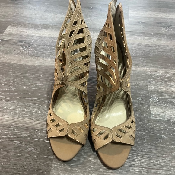 BCBG High Heel Booties Cut Out Drita Women 4" Peep Toe Zip Closure Brown Tan 9.5 - Picture 2 of 4